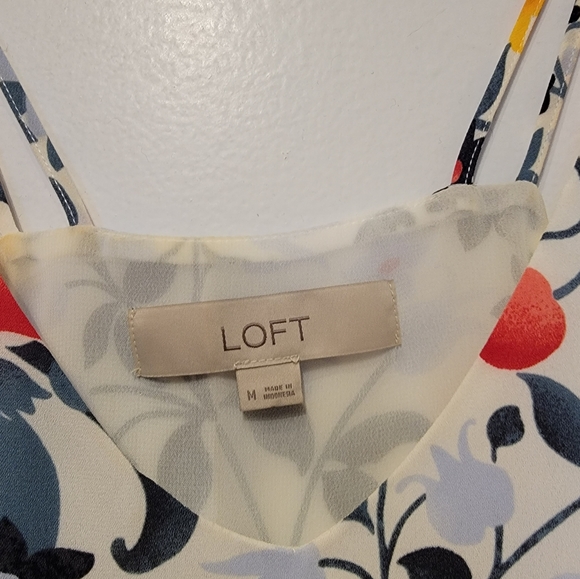 Loft Flowers Top Size Medium - Picture 2 of 3